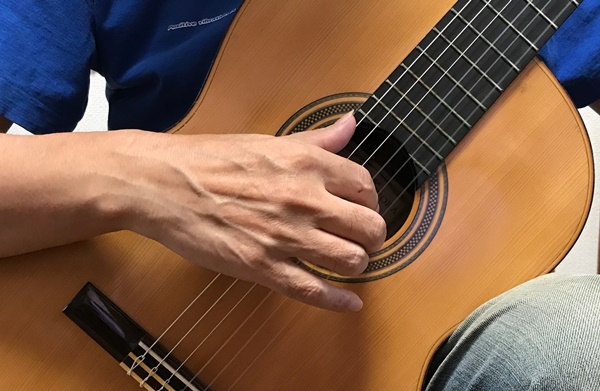 クラシックギターの音が小さいのを改善するフォーム